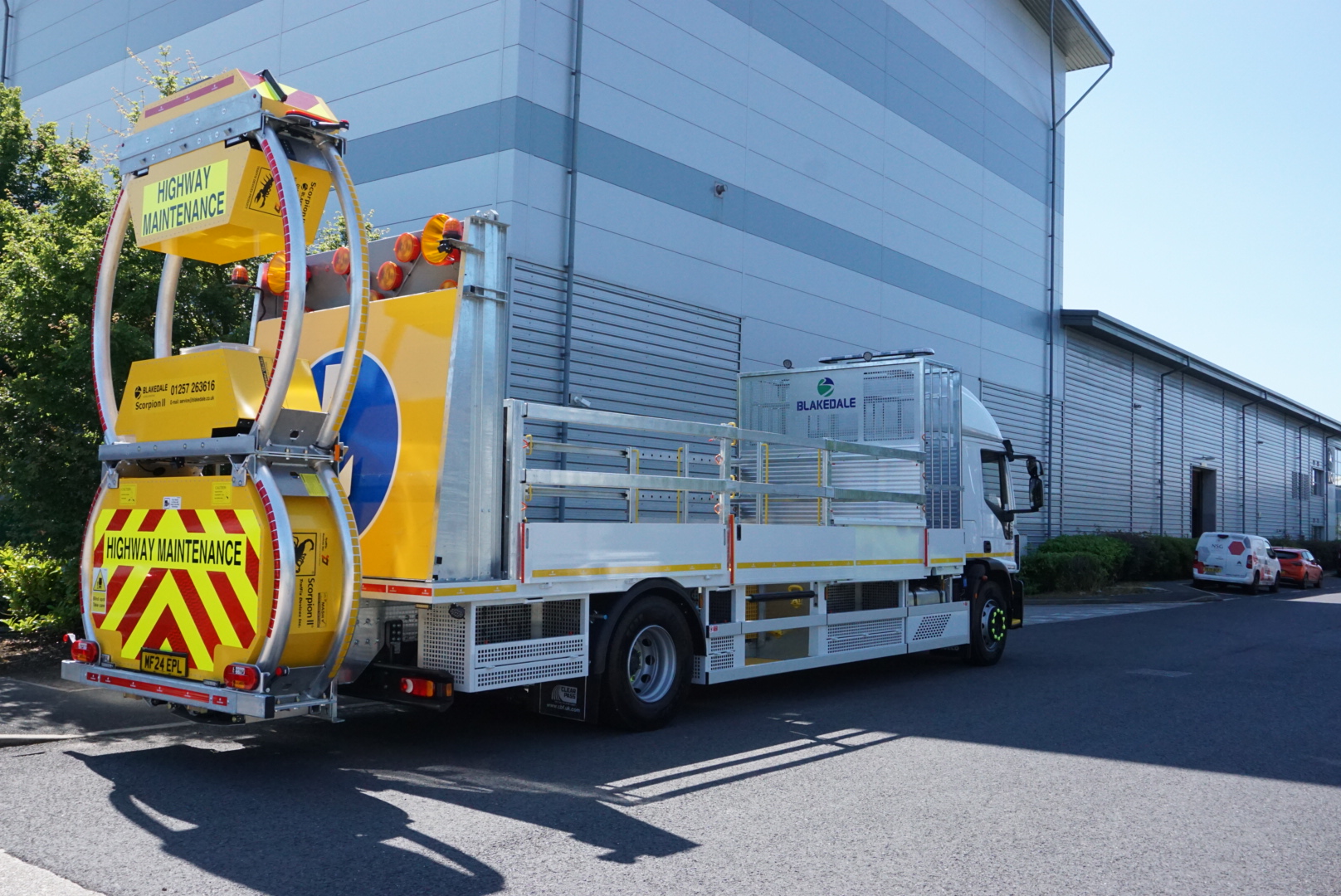 Impact protection vehicle with Scorpion II crash cushion 